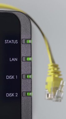 Bir pc sunucusundan gelen ışık iletilerinin beyaz bir arkaplanda fotokopi alanı ile yakın plan görüntüsü. Evden çalışmak, siber güvenlik ya da hızlı internet hız kavramları. dikey video.