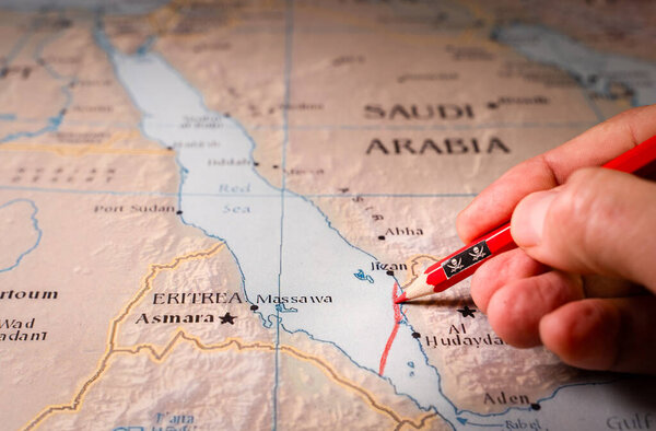 Рука закрывает морской проход через Красное море. Концепция нападений пиратов и поддерживаемых Ираном боевиков в Красном море и ударов хуситов.