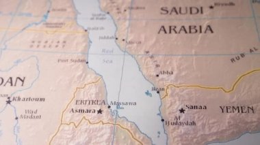 El Kızıl Deniz 'den geçen deniz geçidini kapatıyor. Korsanlar ve İran destekli militanların Kızıl Deniz ve Houthi saldırıları konsepti.