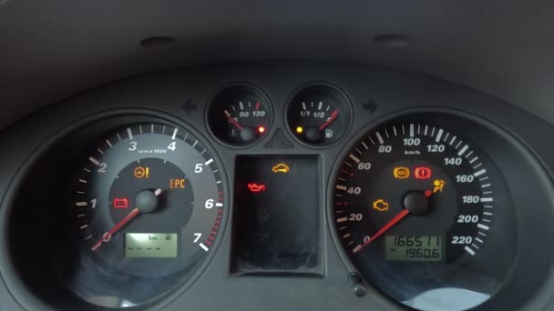 车辆仪表板的图像 显示各种显示车辆严重故障的仪表和警告灯 速度计 速度计 里程计 油量计和温度表 — 图库视频影像