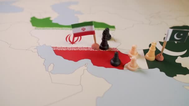 Schackpjäser Över Karta Över Pakistan Och Iran Konflikt Mellan Iran — Stockvideo