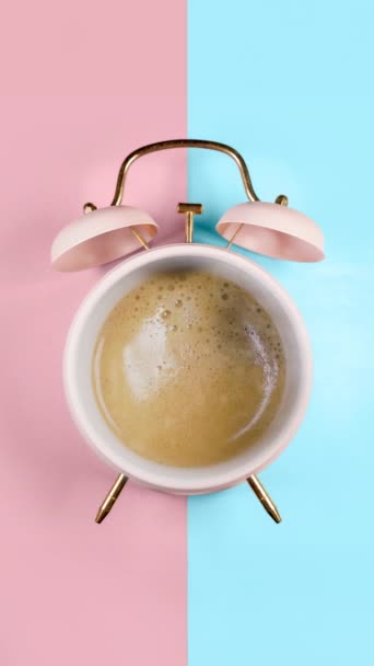 Warme Koffie Retro Roze Wekker Koffie Koffiepauze Concept Verticale Video — Stockvideo