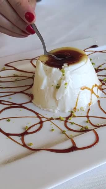 Dessert Panna Cotta Magnifiquement Plaqué Est Orné Une Sauce Caramel — Video