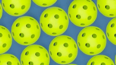 Sahada dönen ve zoom yapan bir kaç Pickleball topu. Pickleball Amerika 'nın en hızlı büyüyen sporudur.
