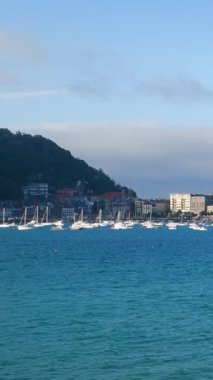 Playa de la Concha, Avrupa ve İspanya 'nın en ikonik ve en güzel plajlarından biri. Dikey video. Bu çarpıcı plaj Santa Clara Adası 'nın önünde ve deniz kabuğu şeklinde. Şey...