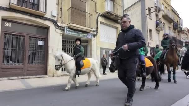 Reus Spanien März 2024 Kid Riding Pony Urban Parade Die — Stockvideo