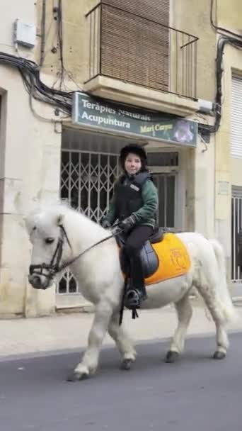 Reus Spanje Maart 2024 Kid Riding Pony Urban Parade Parade — Stockvideo