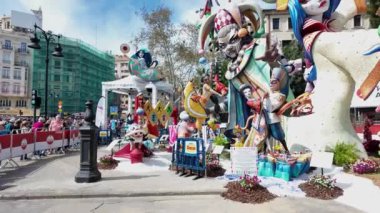 Valencia, İspanya, Mart 2024: Valensiya 'daki Ulusal Las Fallas Festivali ya da Aziz Joseph şenlikleri sırasında Fallas çizgi film figürlerinin görüntüsü.