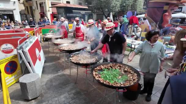 Valencia España Marzo 2024 Grupo Personas Cocinando Paellas Comunales Calle — Vídeos de Stock