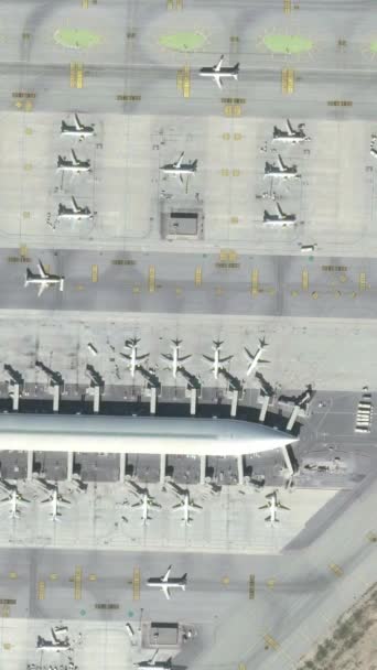 Κάτοψη Αεροδρομίου Βαρκελώνης Αεροσκάφος Κτίριο Του Τερματικού Σταθμού Και Διάδρομο — Αρχείο Βίντεο