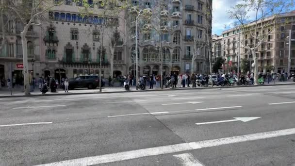 Barcelona Hiszpania Marzec 2024 Widok Aleję Paseo Gracia Barcelonie Turystami Filmik Stockowy