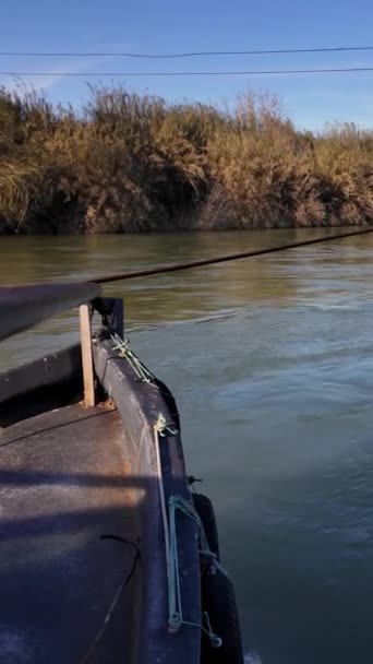 Tradycyjny Prom Samochodowy Przepływający Przez Majestatyczną Rzekę Ebro Miravet Jest Klip Wideo