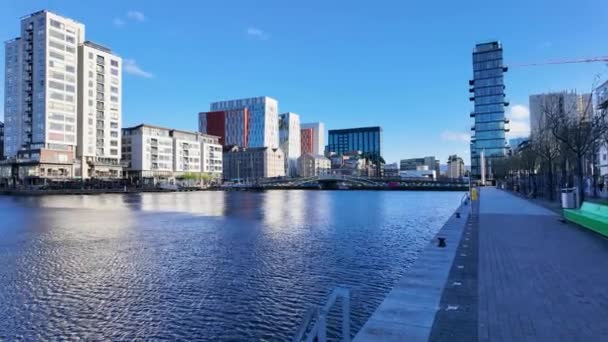 Blick Auf Das Grand Canal Dock Vom Grand Canal Square — Stockvideo