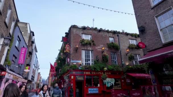 Dublin Ireland April 2024 Tourist Walking Famous Irish Pub Temple — Stock Video