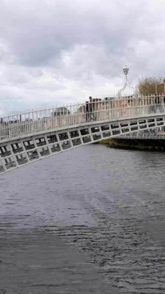 Historic Penny Bridge Dublin Irland Ikonisk Fotgängare Som Korsar Floden — Stockvideo