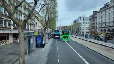 Dublin, İrlanda. 14 Nisan 2024: Dublin O Connell caddesinde halk otobüsleri. O Connell Sokağı 'nın hareketli atmosferi, Dublin, İrlanda' nın ana caddesi..