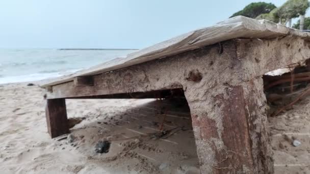 Rzeczywistość Zmian Klimatycznych Przedstawiająca Plażową Scenę Burzy Pozostałości Struktur Ludzkich Klip Wideo