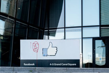 Dublin, İrlanda. • 13, 2024: Dublins Grand Canal Dock 'taki Facebook veya Meta Avrupa genel merkez binası, Sillicon Rıhtımı olarak da adlandırılır..