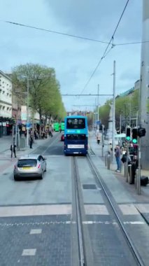 Dublin, İrlanda. 14 Nisan 2024: Dublin 'deki OConnell caddesinde yoğun trafik. O Connell Sokağı 'nın hareketli atmosferi, Dublin, İrlanda' nın ana caddesi..