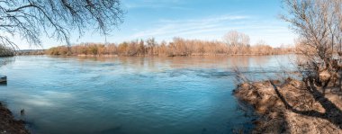 Ebro Nehri 'nin panoramik manzarası yemyeşil ve sakin sularıyla manzarasını sergiliyor. Görüntü, Spains 'in en önemli nehirlerinden birinin doğal güzelliğini ve huzurunu yakalar.