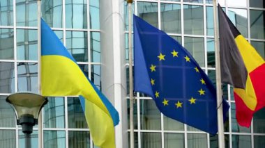 Brüksel 'deki Avrupa Parlamentosu binalarının önünde Ukrayna ve Avrupa Birliği bayrakları görülüyor. Özellikle devam eden bağlamda, Ukrayna ile AB arasındaki birlik ve desteği temsil etmek