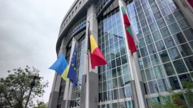 Brüksel 'deki Avrupa Parlamentosu binaları önünde Ukrayna, Avrupa Birliği ve AB üyelerinin bayrağı. Özellikle Ukrayna ve AB arasındaki birlik ve desteği temsil etmek,