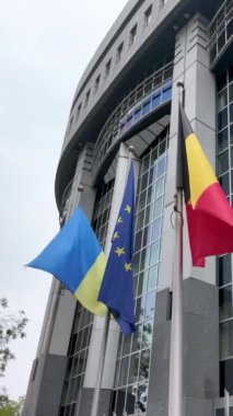Brüksel 'deki Avrupa Parlamentosu binaları önünde Ukrayna, Avrupa Birliği ve AB üyelerinin bayrağı. Özellikle Ukrayna ve AB arasındaki birlik ve desteği temsil etmek,