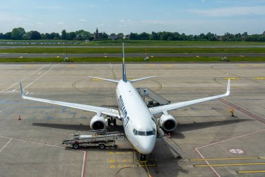 Charleroi, Belçika. 25 Mayıs 2024: Asfalttaki Ryanair uçağının yüksek açılı görüntüsü, yolcu alımına hazır