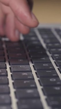 Hareketli Makro Çekim: Bilgisayar Klavyesinde Yazan Kişi. Çalışmak, e-posta yazmak, internet kullanmak. Dikey video