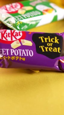 Barselona, İspanya. 18 Eylül 2024: Nestle Japon Kit Kat şekeri, tatlı patates aromalı Cadılar Bayramı temalı ambalajda. Cadılar Bayramı, Japon kültürü veya