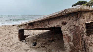 İklim değişikliğinin gerçekliği, fırtına sonrası bir sahneyi betimliyor. İnsan yapısının kalıntıları ve doğal atıklar, doğanın gücünün bir kanıtı ve çevreye olan acil ihtiyacının bir göstergesiydi.