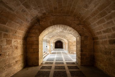 Palma Katedrali içindeki görkemli Gotik mahzenler, aynı zamanda La Seu olarak da bilinir, Palma de Mallorca 'nın tarihi merkezinde yer almaktadır. Bu 14. yüzyıl katedrali Akdeniz 'e bakıyor ve...