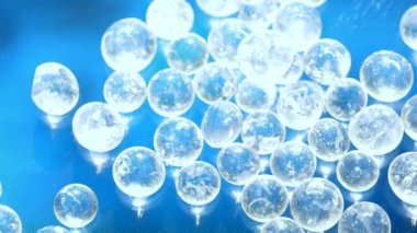 Plastik topaklar veya bakıcılar mikroplastik kirliliği ve çevresel kirliliği sembolize ediyor. Plastik Pellet Serbest Su Kanunu ve büyüyen plastiğe karşı Amerikan Hükümeti Stratejisi için uygundur.