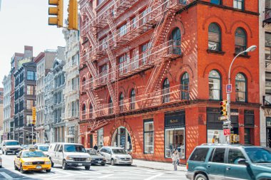 New York City, ABD. 15 Mayıs 2008: Manhattan, SoHo 'da tarihi dökme demir binalar ve yangın merdivenleri olan tipik bir cadde. 2000 'lerin başında taksiler ve arabalar trafikte görülebiliyor. Bu...
