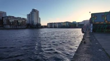 Dublin Rıhtımı 'ndaki Büyük Kanal Meydanı' ndan Panoramik Manzara. Kentsel yenilenmenin ve teknolojik gelişmenin sembolü. Modern mimari ve şirket karargahıyla.