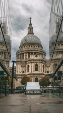 Yansıtıcı cam binalar arasında çerçevelenmiş St. Pauls Katedrali, tarihi mimariyi kentsel bir ortamda modern elementlerle harmanlıyor.