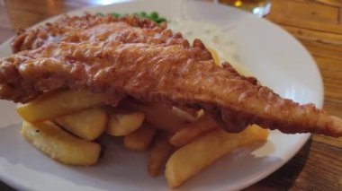 Tipik İngiliz Pub yemekleri - ünlü balık ve cips