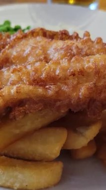 Tipik İngiliz Pub Food, meşhur Fish and Chips. vetical video