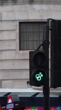 Londra 'daki yaya trafik sinyali. Trafalgar Meydanı etrafındaki yaklaşık 50 yaya trafiği sinyali, Gurur Kutlamaları kapsamında yürüyüş görüntülerinin yerini yeni çeşitlilik resimlerine bırakacak