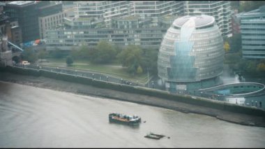 Yağmurlu bir günde Londra Belediye Binası ile birlikte Thames Nehri boyunca Queens Yürüyüşü 'nü gösteren hava fotoğrafı. Fotoğraf Bishop-gate gökdeleninden alındı.