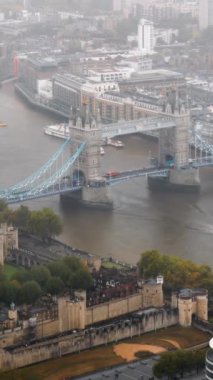 Kule Köprüsü 'nü, Thames Nehri' ni ve yağmurlu bir günde Londra 'nın tarihi Kulesi' ni çeken hava fotoğrafı. Fotoğraf Bishop-gate gökdeleninden alındı.