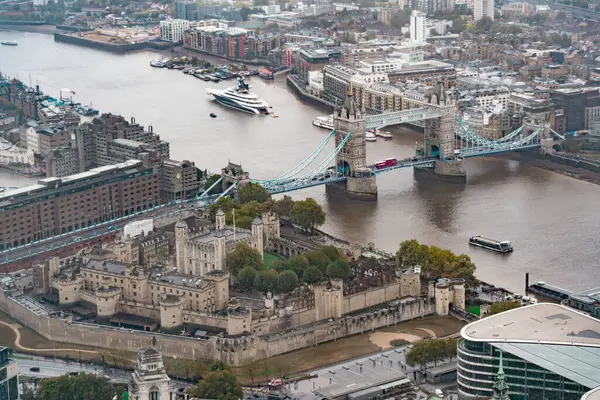 Kule Köprüsü 'nü, Thames Nehri' ni ve yağmurlu bir günde Londra 'nın tarihi Kulesi' ni çeken hava fotoğrafı. Fotoğraf Bishop-gate gökdeleninden alındı.