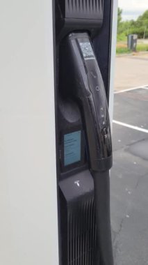 Vilaseca, İspanya. 3 Kasım 2024: Tesla Superşarj istasyonu. Süperşarj istasyonları Tesla arabalarının bir saat içinde kanalda hızlı şarj olmasına izin veriyor..