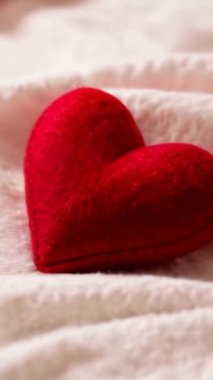 Kırmızı kalp beyaz bir bez üzerinde. Minimal stil düz yatay fotoğraf, Sevgililer Günü, romantik ilişki, aşk, düğün konsepti, üst görüş kartı, yumuşak pastel renk..