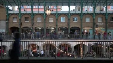 Londra, İngiltere. 20 Ekim 2024: Covent Garden, İngiltere 'nin en büyük bit pazarlarından biri. İnsanlar Londra 'daki Covent Garden' a akın ediyor. Zaman ayarlı görünüm.