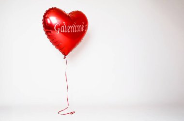 Üzerinde Galentines Günü şenlikleri için mükemmel bir dostluk ve aşkı kutlayan Galentins kelimesi olan kırmızı kalp şeklinde bir balon. Galentine Günü her yıl 13 Şubat 'ta, bir gün önce kutlanır.