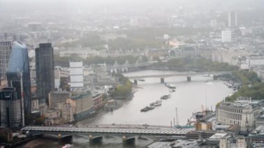 Thames Nehri, Blackfiars Köprüsü, Waterloo Köprüsü, modern gökdelenler ve şehrin hareketli mimarisinin yer aldığı panoramik hava manzarası.