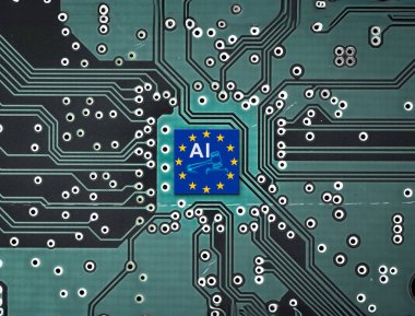 AB yıldızlarıyla çevrili yapay zeka ambleminin yer aldığı bir devre kartının yakın çekimi, Avrupa yapay zeka düzenlemeleri ve teknolojisini sembolize ediyor.
