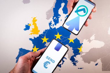 Avrupa haritası üzerinde avro sembolü ve transfer simgesini gösteren akıllı telefon ekranları, Anlık Ödemeler Düzenlemesini simgeliyor ve avro para transferlerinin on saniye içinde gelmesini sağlıyor