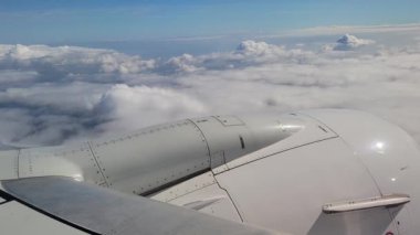 Uçak zarif bir şekilde bulutların üzerinde süzülüyor.